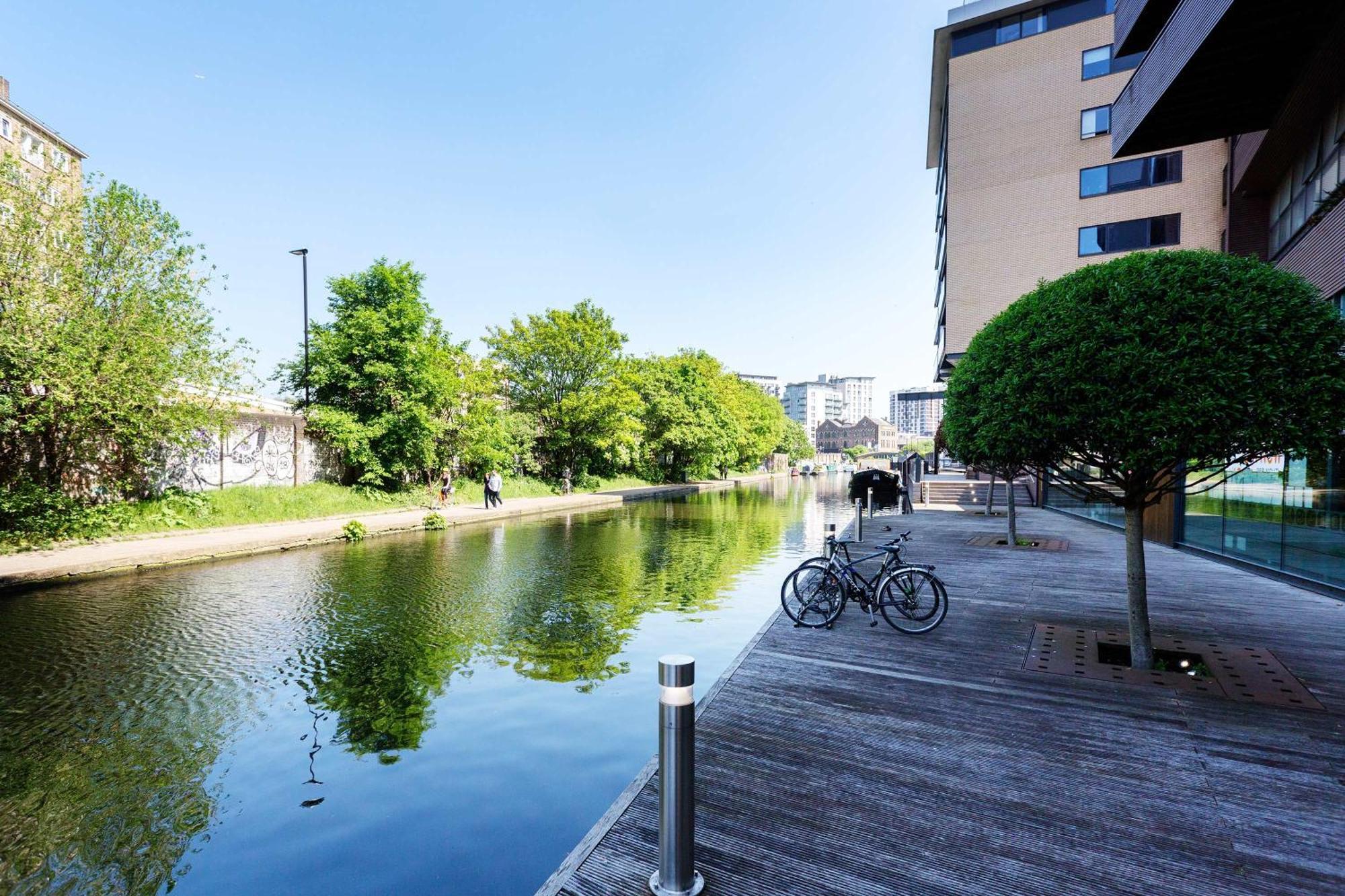 Veeve - Contemporary On The Canal Apartment *